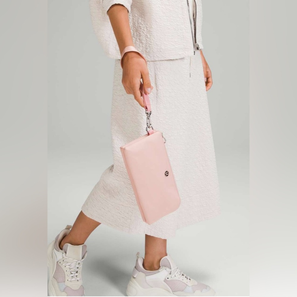 Lululemon NWT Curved Wristlet Pouch Color Code(MEPK) Blush Pink DBL Zipper